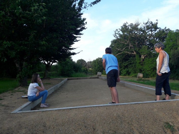 Location de vacances - Gîte à Pouzauges - Partie de pétanque, jeux de Molky,  c'est au choix !