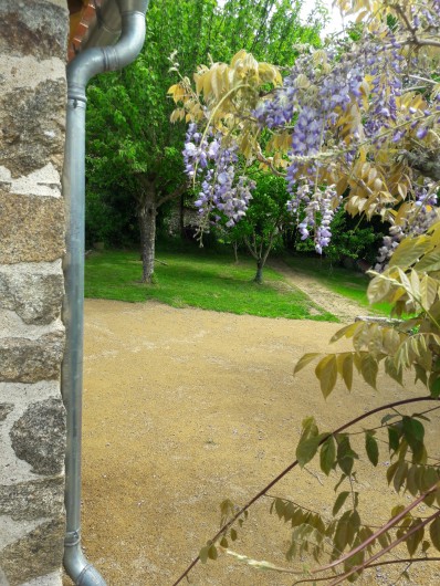 Location de vacances - Gîte à Pouzauges - Terre et pierre de granite, gouttière en zinc.