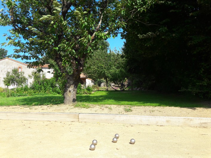 Location de vacances - Gîte à Pouzauges - Nouveauté 2021 : le terrain de pétanque.