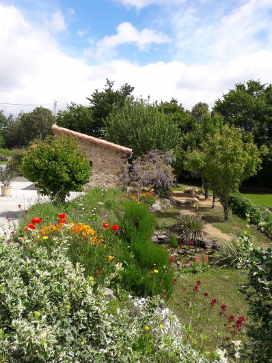 Location de vacances - Gîte à Pouzauges - En mai le jardin s'illumine de toutes les couleurs.