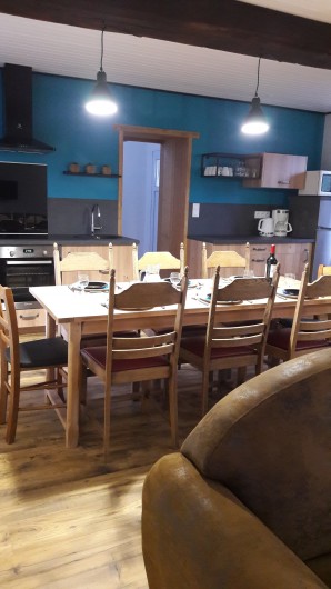 Location de vacances - Gîte à Pouzauges - Depuis le salon, la table pour les repas.