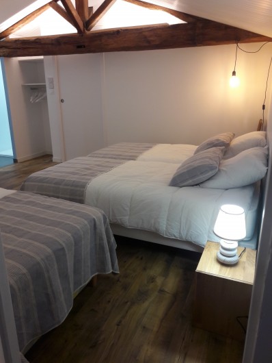 Location de vacances - Gîte à Pouzauges - La chambre Hulottte de couleur bleu gris.