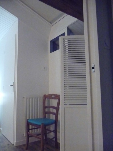Location de vacances - Gîte à Pouzauges - Derrière le paravent l'entrée de la salle d'eau.