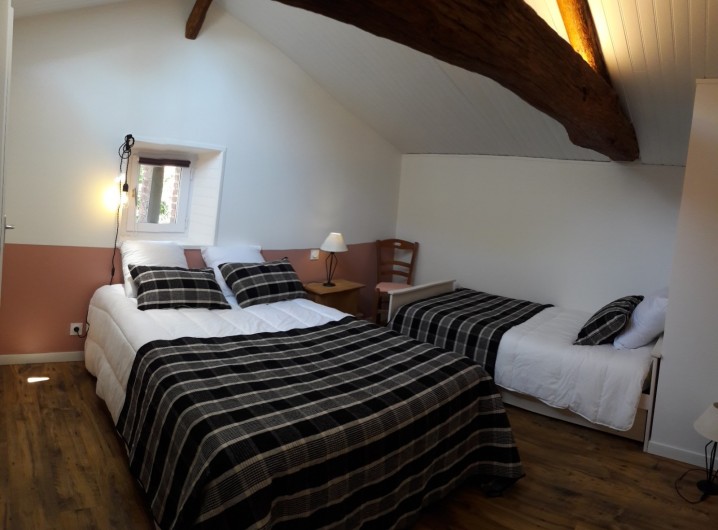 Location de vacances - Gîte à Pouzauges - La chambre Goupil de couleur roux.