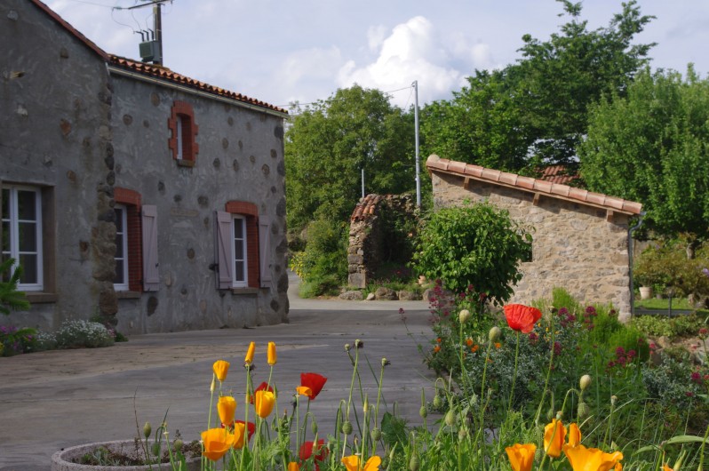 Location de vacances - Gîte à Pouzauges - Vue d'ensemble sur le gîte et l'appentis.
