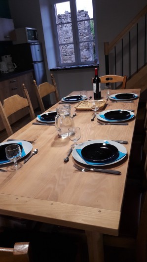 Location de vacances - Gîte à Pouzauges - Une table pour 6 convives, 8 au maximum.