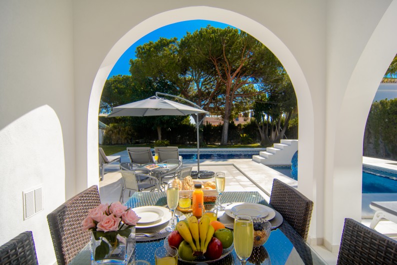 Location de vacances - Chalet à Marbella - Meubles en rotin sur la terrasse principale avec vue sur la piscine