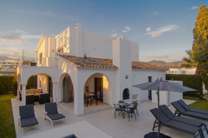 Location de vacances - Chalet à Marbella - Terrasses spacieuses avec coin salon et salle à manger, piscine privée.