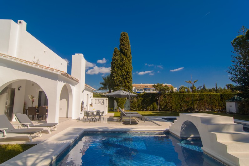 Location de vacances - Chalet à Marbella - Private pool (50m2) with bridge and roman stairs , sun loungers, umbrella