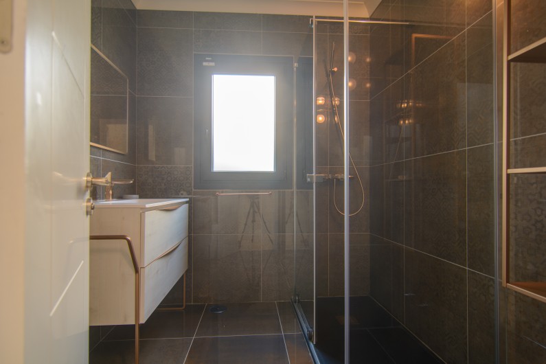 Location de vacances - Chalet à Marbella - Salle de bain familiale avec douche à l'italienne, lavabo, toilettes, fenêtre.