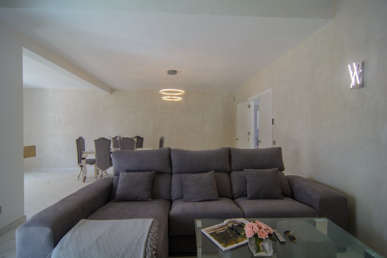 Location de vacances - Chalet à Marbella - Salon avec sols en marbre et coin salon avec TV à écran plat