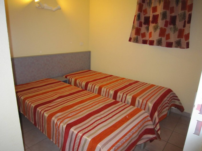Location de vacances - Appartement à Le Cap d'Agde - La chambre et ses lits jumeaux