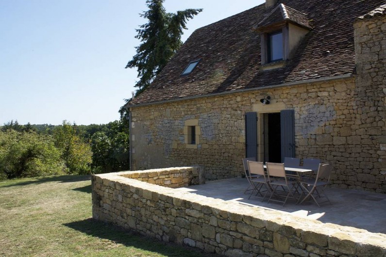 Location de vacances - Gîte à Saint-Avit-Sénieur - terrasse arrière partiellement couverte.