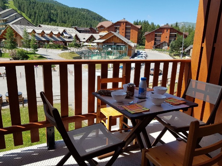 Location de vacances - Appartement à La Joue du Loup - Vue du balcon sur le coeur de la station de ski, en face restaurants, commerces