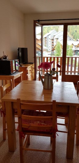 Location de vacances - Appartement à La Joue du Loup - Le coin repas et TV