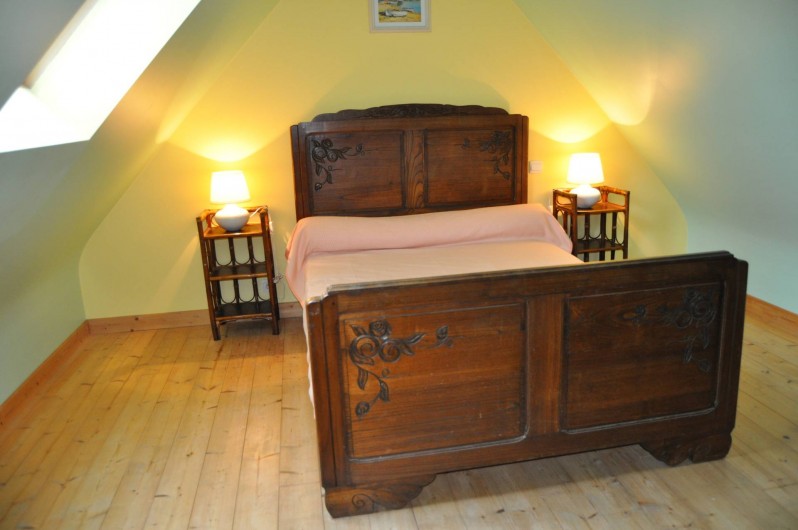 Location de vacances - Gîte à Lanvellec - Ty Nevez - chambre lit 2 personnes + lit bébé parapluie