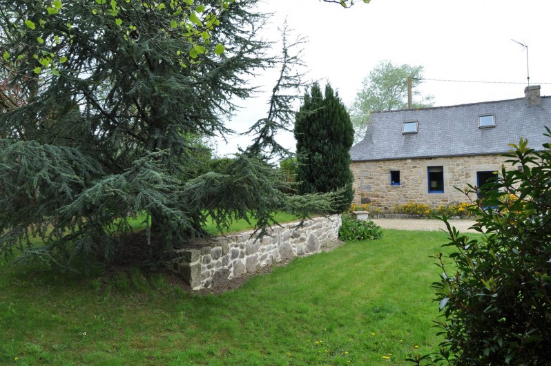 Location de vacances - Gîte à Lanvellec - Ty Coz - façade exposée plein sud, donnant sur jardin paysagé