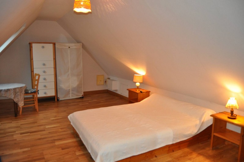 Location de vacances - Gîte à Lanvellec - Ty Coz - chambre lit 2 personnes + lit bébé parapluie