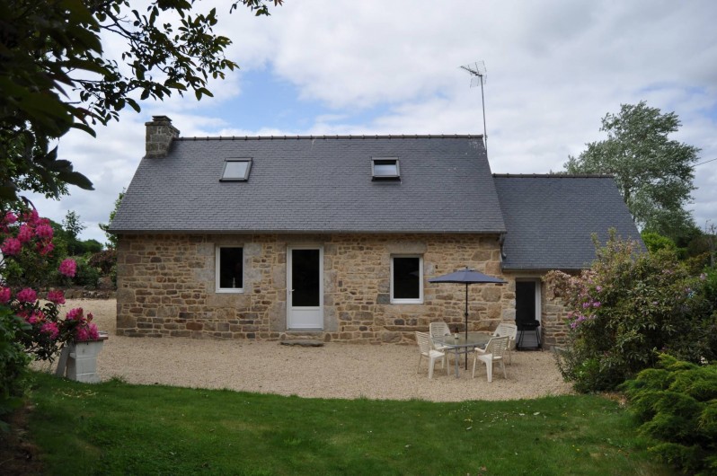 Location de vacances - Gîte à Lanvellec - Ty Nevez - façade vue du jardin aménagé