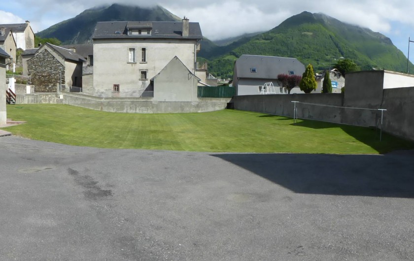 Location de vacances - Gîte à Esquièze-Sère - Terrain jeux  fermé pour ballon / attenant aux 3 gîtes