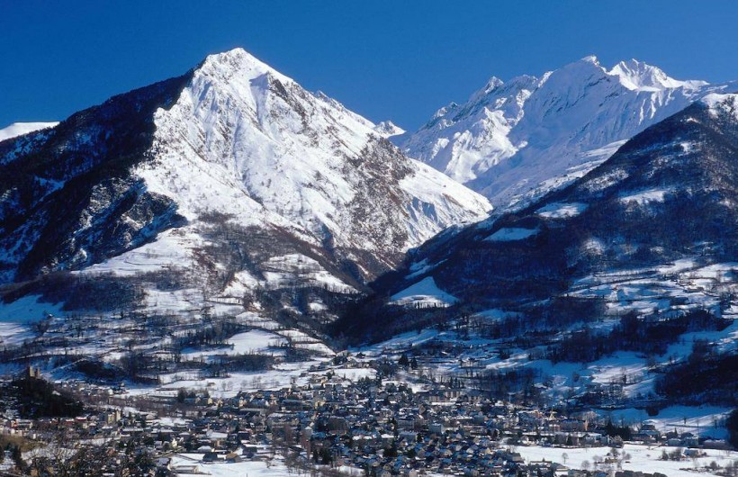 Location de vacances - Gîte à Esquièze-Sère - VILLAGE  DE LUZ ST SAUVEUR  EN HIVER .
