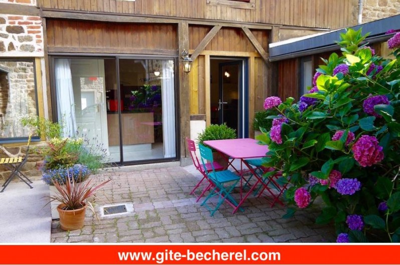 Location de vacances - Gîte à Bécherel - Petite cour privative partagée avec tables et chaises d'extérieur