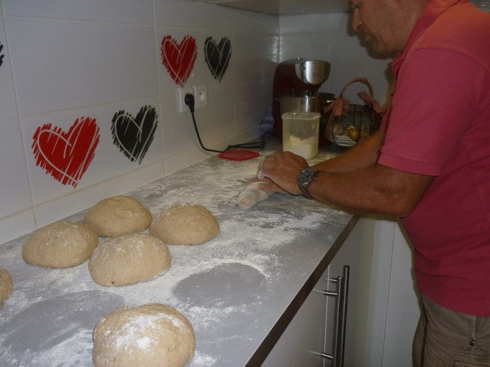 Location de vacances - Chambre d'hôtes à Gerbépal - Beat entrain de faire le Pain