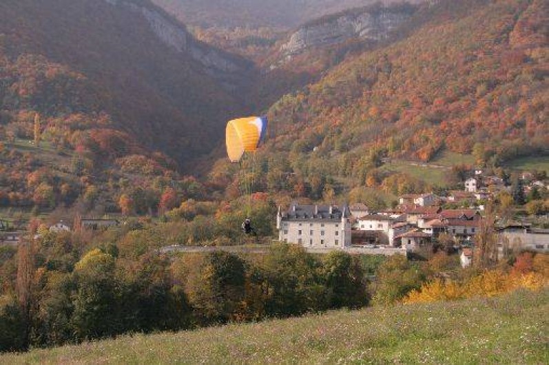 Location de vacances - Gîte à Saint-Vincent-de-Mercuze - Possibilité de parapente. Décollage juste au dessus du château
