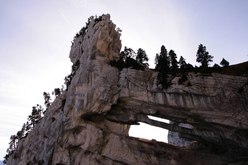 Location de vacances - Gîte à Saint-Vincent-de-Mercuze - La tour percée. Balade à proximité du château