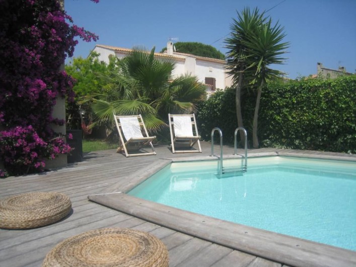 Location de vacances - Maison - Villa à Six-Fours-les-Plages - Terrasse Sud, deck en bois exotique, store, piscine.