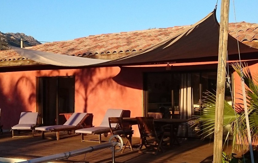 Location de vacances - Villa à Montegrosso - Bain de soleil au bord de la piscine