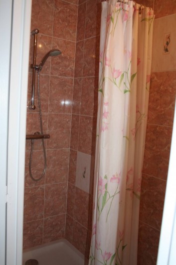 Location de vacances - Gîte à Bligny-lès-Beaune - Douche avec lavabo