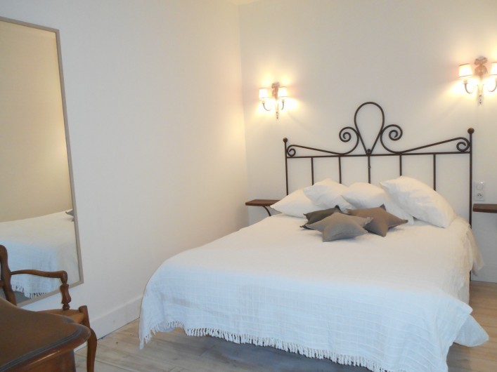 Location de vacances - Mas à Saint-Rémy-de-Provence - Une chambre avec lit 160/200 et sa salle d'eau privée au mas des Pampres