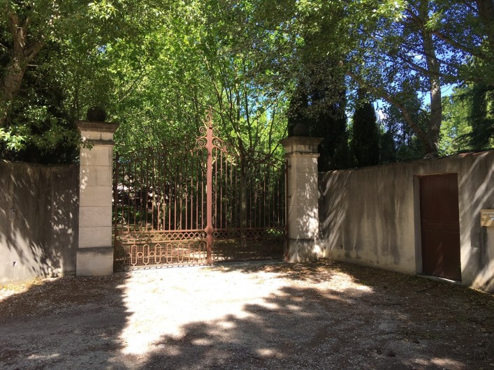 Location de vacances - Mas à Saint-Rémy-de-Provence - Grand portail électrique à l'entrée du mas des Pampres