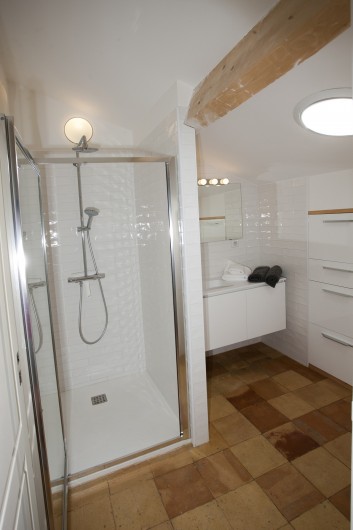 Location de vacances - Mas à Saint-Rémy-de-Provence - salle d'eau du 2eme étage pour 2 chambres
