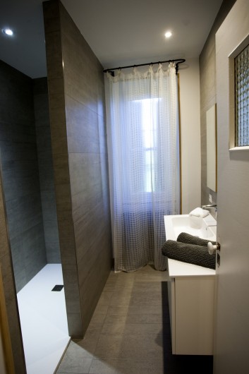Location de vacances - Mas à Saint-Rémy-de-Provence - salle d'eau pour 2 chambres