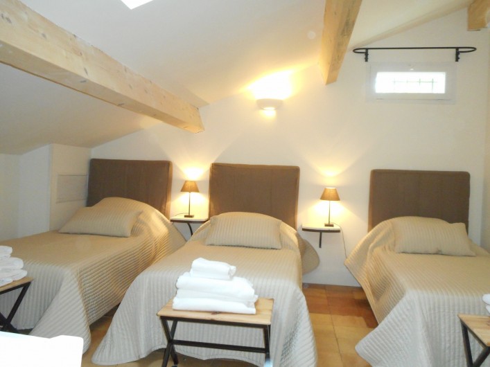 Location de vacances - Mas à Saint-Rémy-de-Provence - Une chambre avec 3 lits 90/200 au 2éme étage
