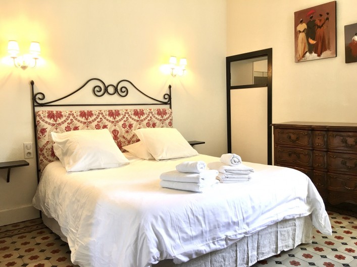 Location de vacances - Mas à Saint-Rémy-de-Provence - Une chambre avec lit 160/200 et sa salle d'eau privée au mas des  Pampres