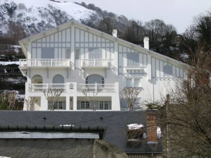 Location de vacances - Appartement à Argelès-Gazost - vue de la maison le gîte est en rez de jardin avec la loggia sous le balcon