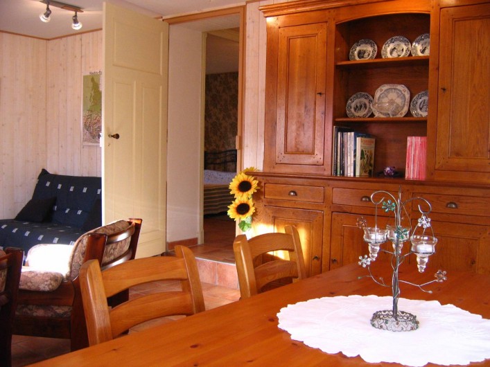 Location de vacances - Appartement à Argelès-Gazost - salle à manger avec en fond l'entrée sur la chammbre