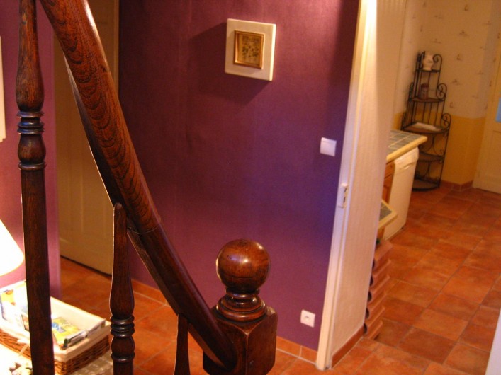 Location de vacances - Appartement à Argelès-Gazost - vue de l'escalier sur la cuisine
