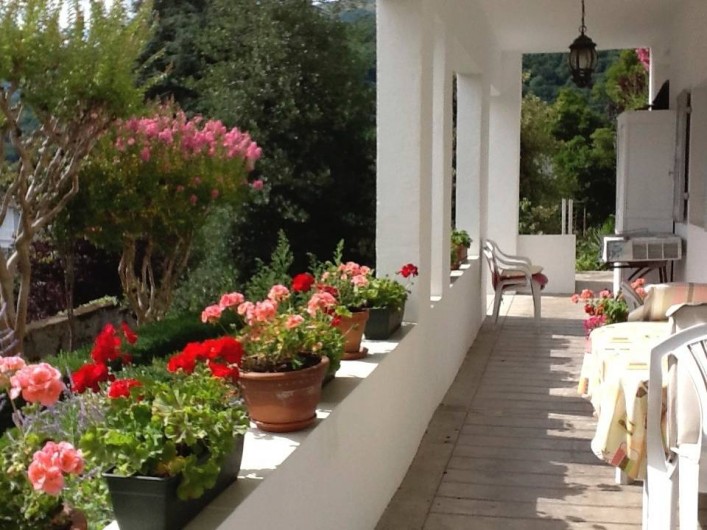Location de vacances - Appartement à Argelès-Gazost - la loggia devant le gîte