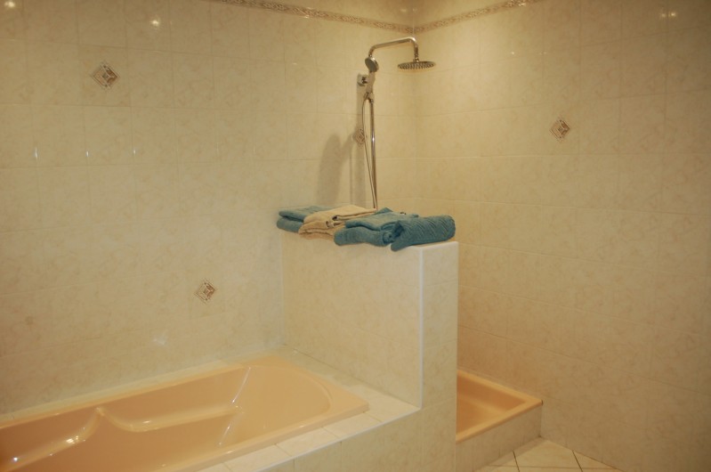 Location de vacances - Villa à Les Granges-Gontardes - Salle de bain (douche + baignoire + double vasques)