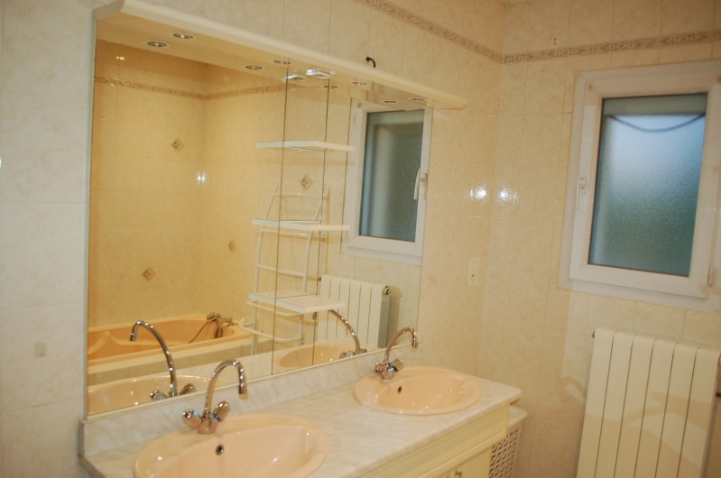 Location de vacances - Villa à Les Granges-Gontardes - Salle de bain (douche + baignoire + double vasques) 2