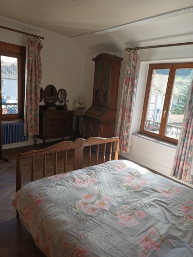 Location de vacances - Chambre d'hôtes à Sainte-Marie-aux-Mines - la CHAMBRE du 1er étage comprend un LIT DOUBLE (couchage assez BAS)