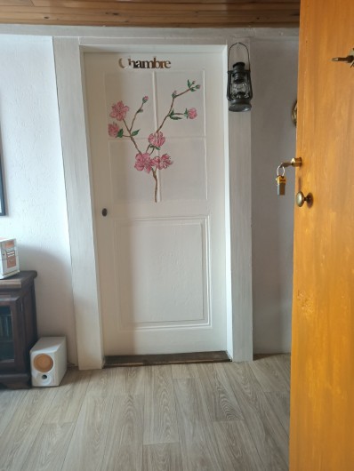 Location de vacances - Chambre d'hôtes à Sainte-Marie-aux-Mines - Votre CHAMBRE comprend un DOUBLE LIT , une ARMOIRE,2 chevets & chaises.