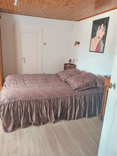 Location de vacances - Chambre d'hôtes à Sainte-Marie-aux-Mines - la chambre est  coquette ,bien éclairée et spacieuse.....