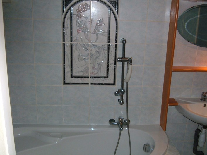 Location de vacances - Chambre d'hôtes à Sainte-Marie-aux-Mines - Votre SDB  comprenant une BAIGNOIRE d'ANGLE & une DOUCHE & un LAVABO,