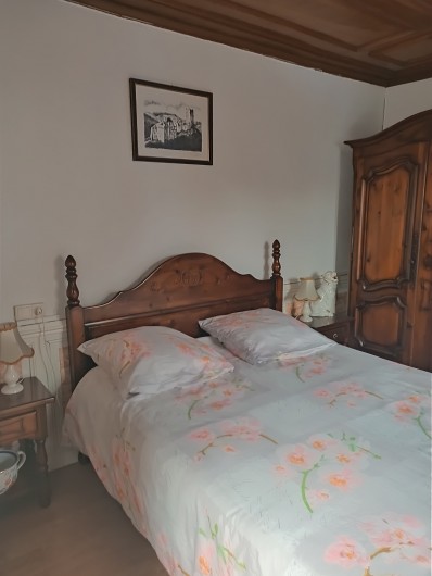 Location de vacances - Chambre d'hôtes à Sainte-Marie-aux-Mines - sa chambre avec LIT DOUBLE & son ARMOIRE à CHAPEAU de GENDARME
