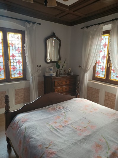 Location de vacances - Chambre d'hôtes à Sainte-Marie-aux-Mines - au RDC la SUITE MEDIEVALE, avec ses VITRAUX  ,et son cadre deco   BELLE  EPOQUE
